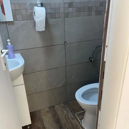 Center Mirror Street Apartman *
